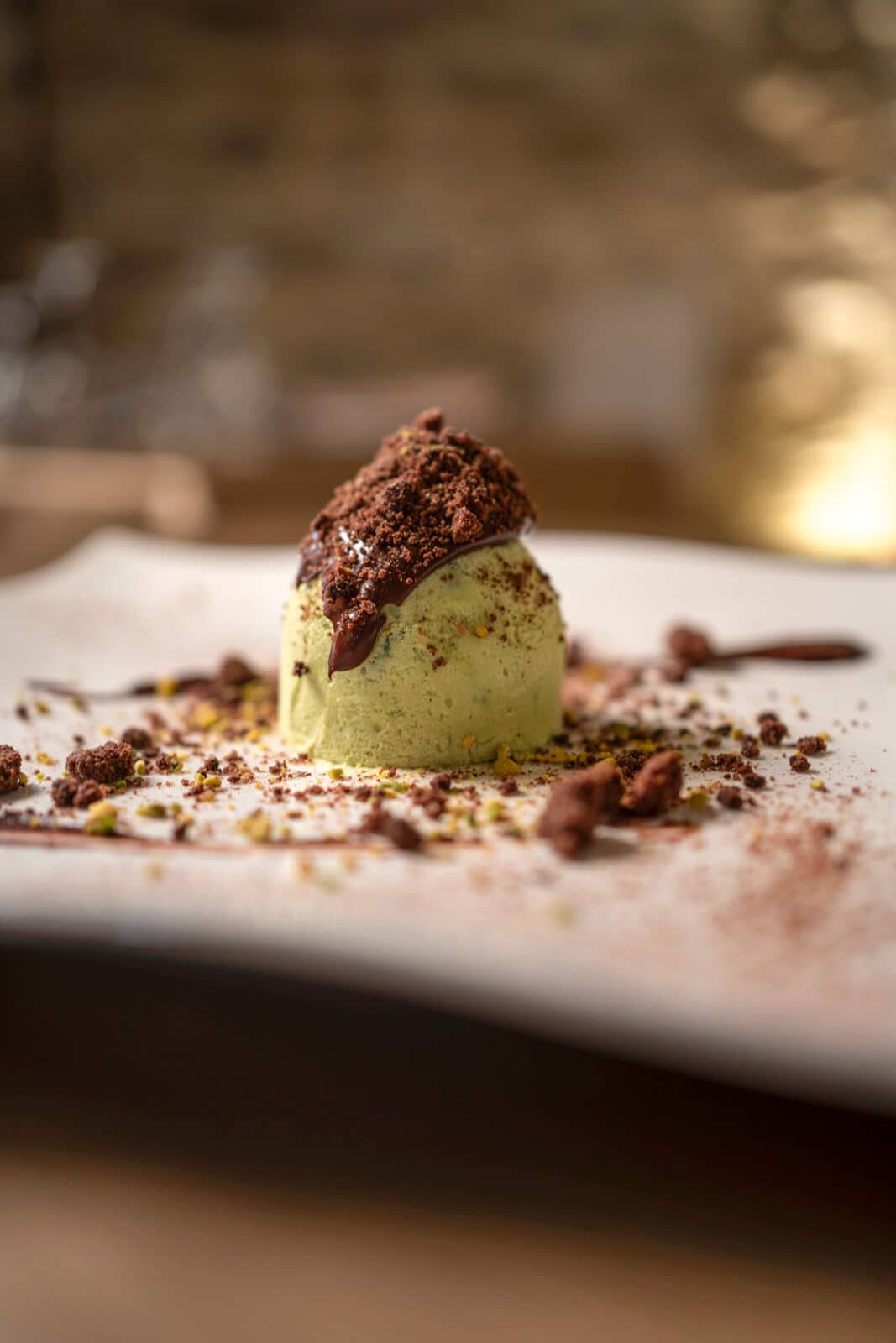 Foie gras grigliato con finitura elegante su piatto in ceramica