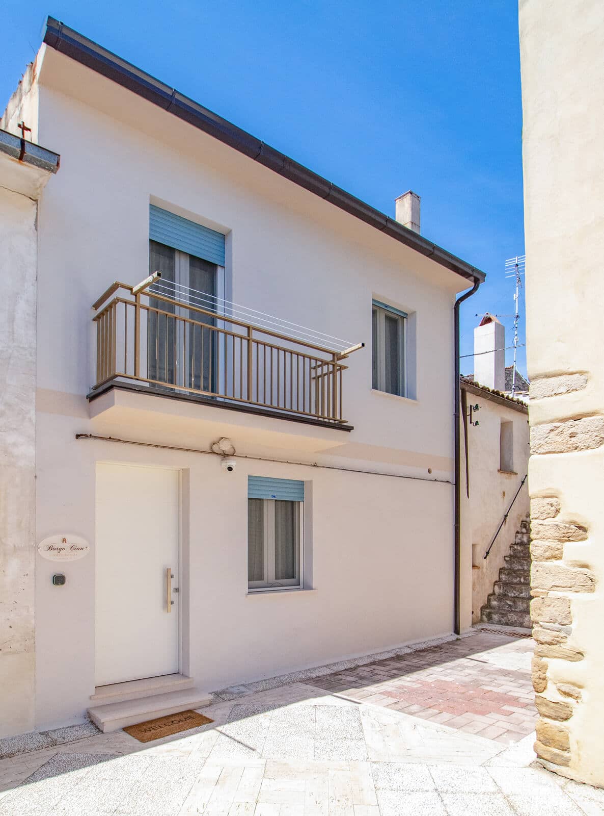 Dettaglio dell'ingresso alla struttura Borgo Cian