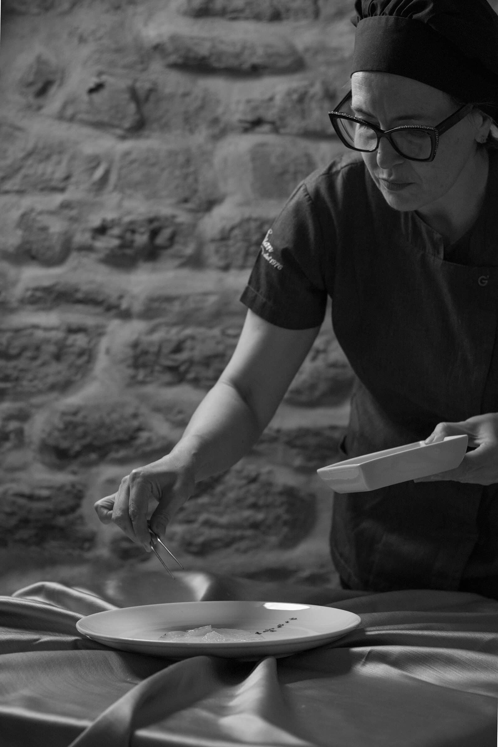 Miriana, chef del Ristorante Cian, al lavoro in cucina