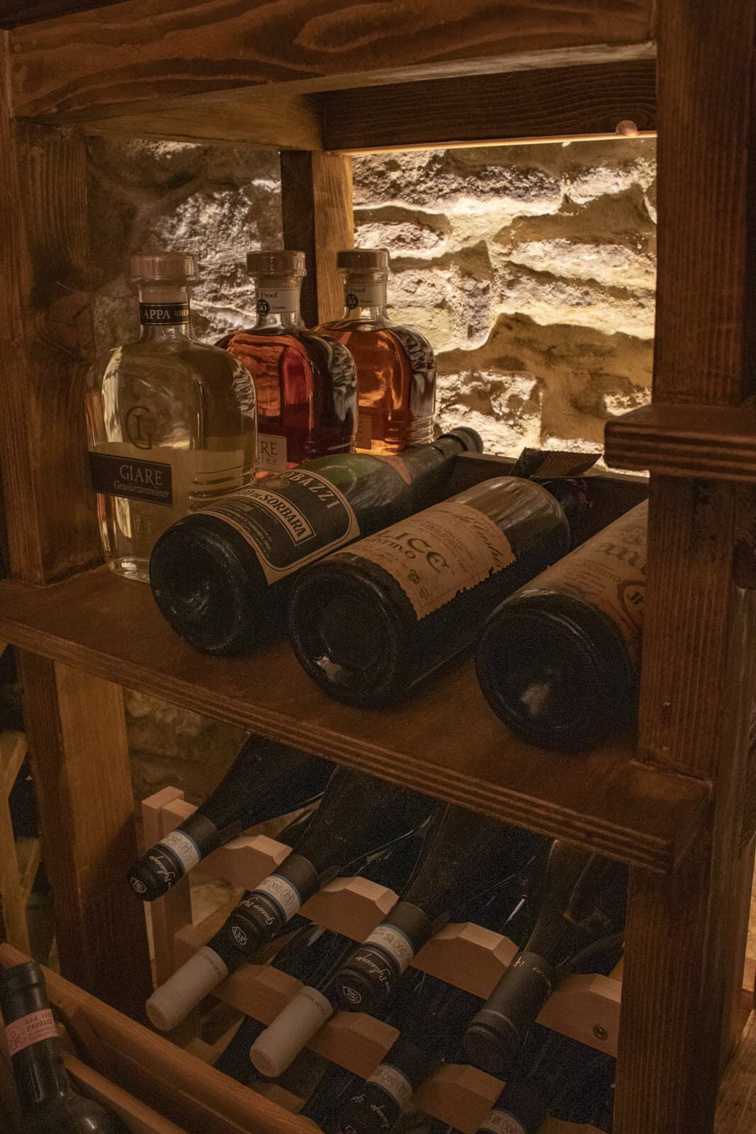 Dettaglio di alcune bottiglie pregiate nella cantina del Ristorante Cian