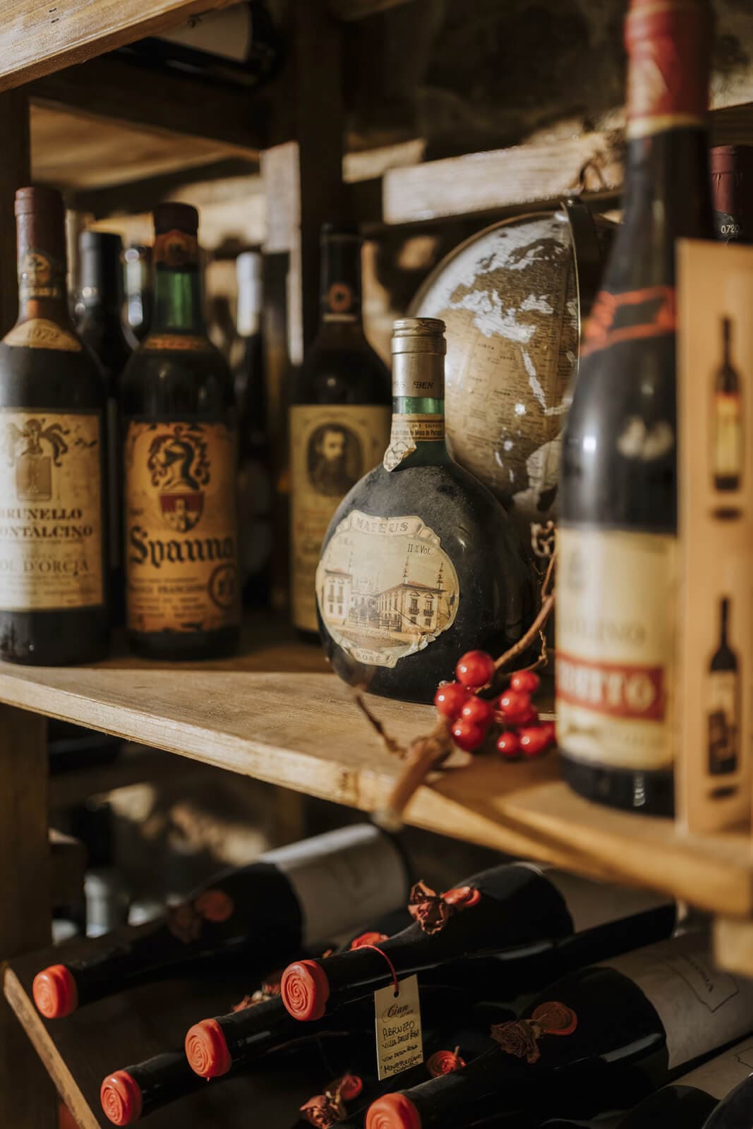 Dettaglio di bottiglie pregiate esposte nella cantina