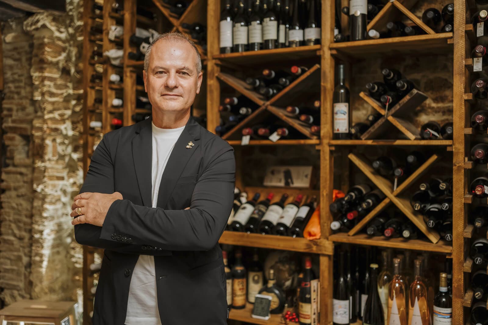 Mario davanti alla selezione di bottiglie della cantina