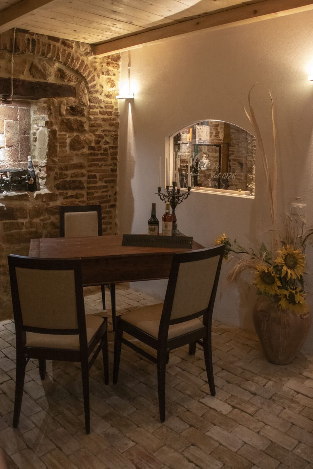 Tavolo all'interno della cantina del Ristorante Cian