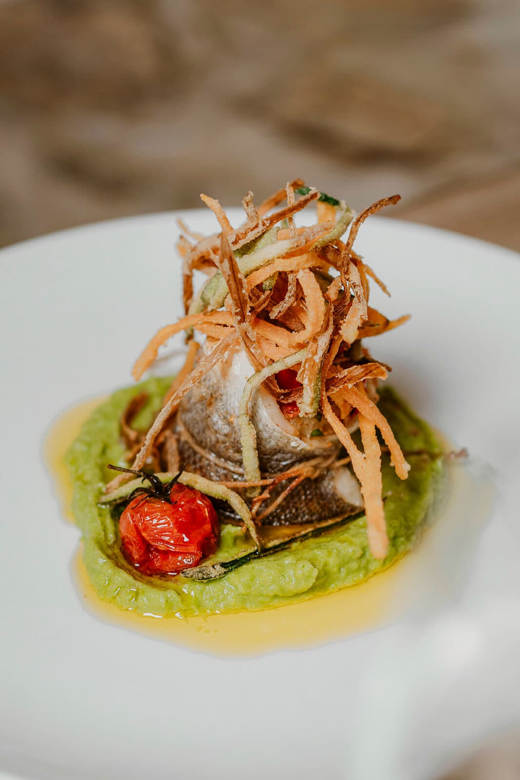 Un branzino, dettaglio del piatto servito a tavolo