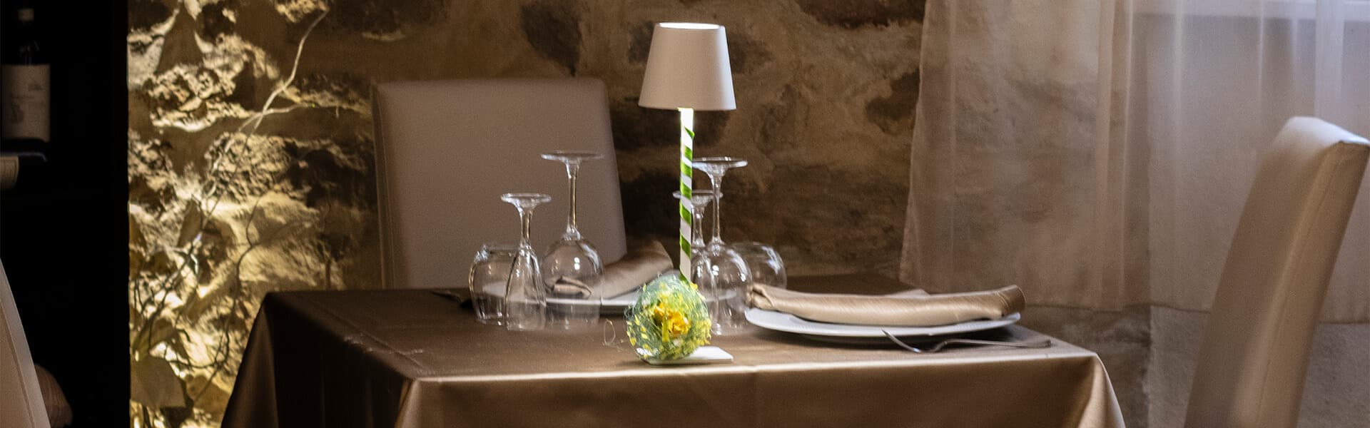 Tavola elegantemente apparecchiata nella sala del Ristorante Cian