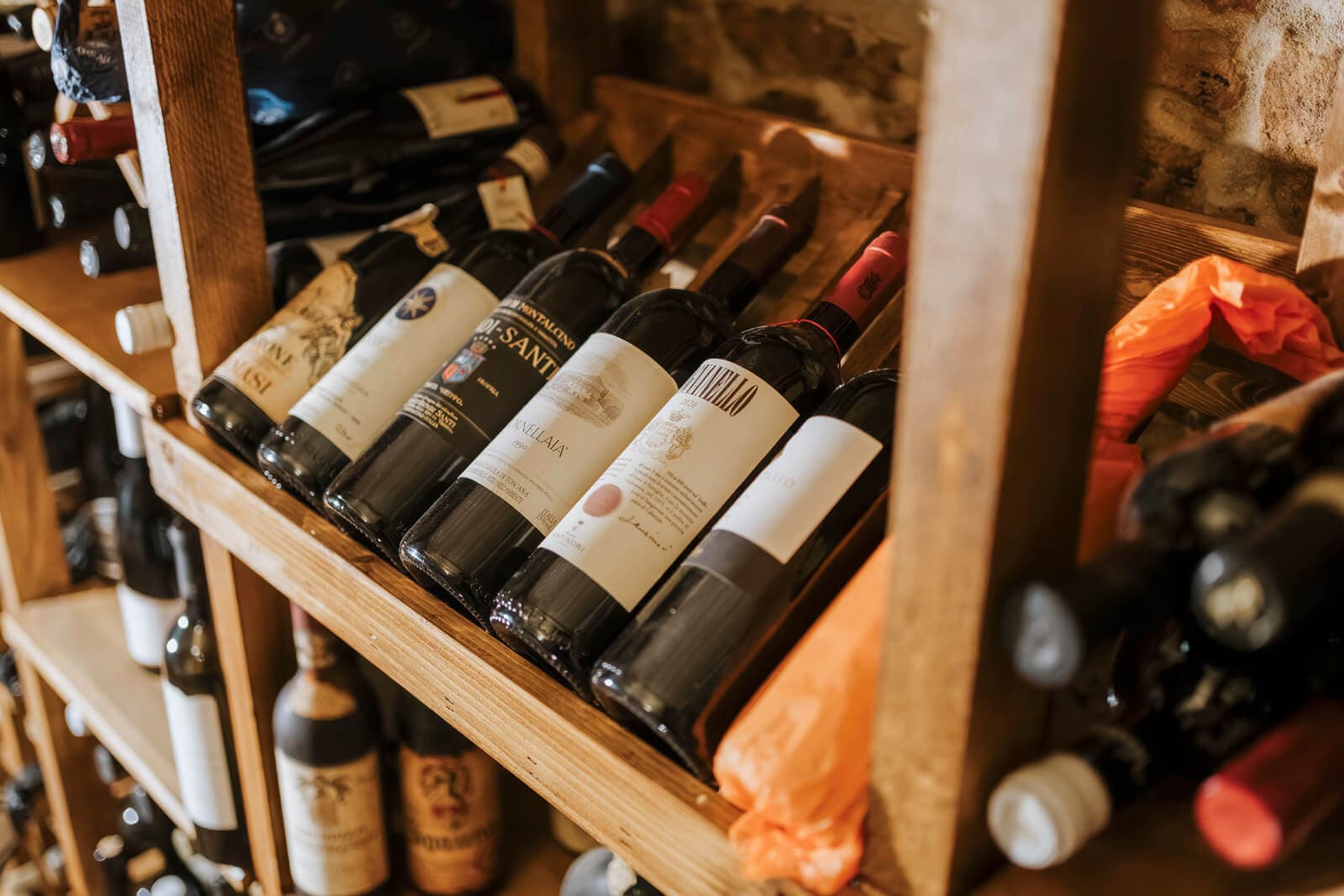Bottiglie di vino conservate in una cantina elegante